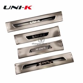 Накладки на внутренний порог рифленые серебро с лого для UNI-K